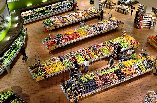 vue aérienne sur rayon fruits et légumes du supermarché