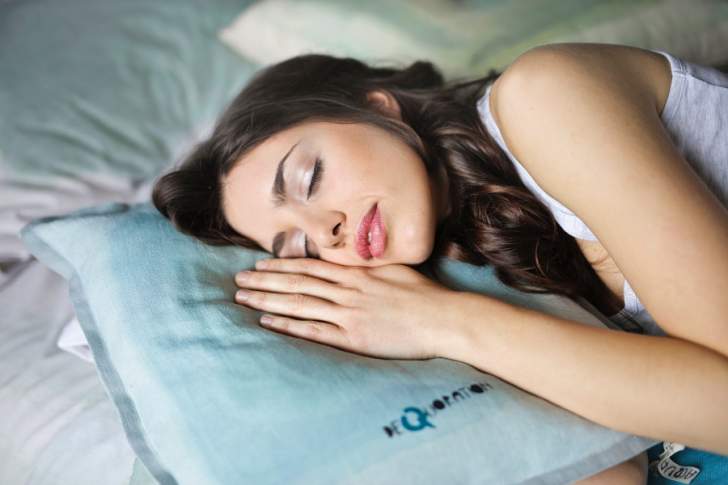 dormir femme oreiller paisible