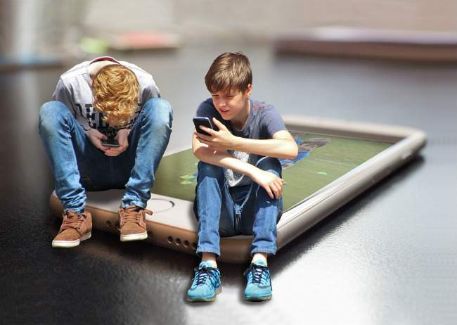 enfants et téléphone portable, danger du temps d'écran sur la santé et le développement des enfants