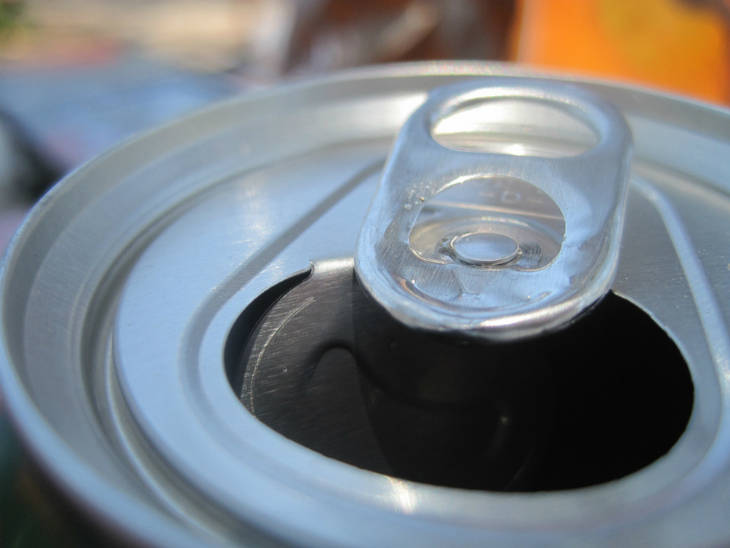 Ouvrir une canette de soda secouée sans qu'elle n'explose