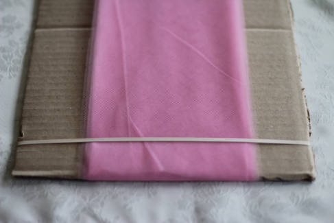 rubans de tulle rose enroulé sur un carton