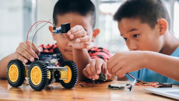 enfants en train de pratiquer une activité extra-scolaire