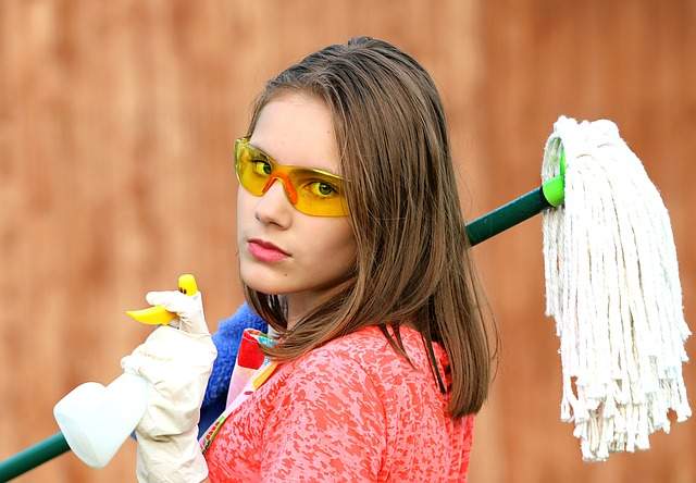 fille avec des produits de nettoyage prête pour le nettoyage de printemps