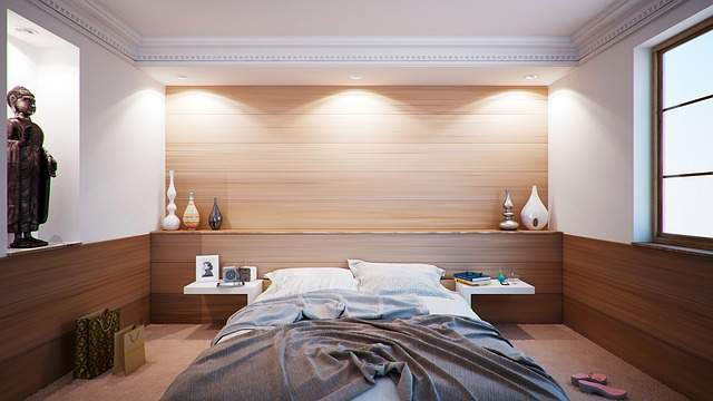 chambre à coucher zen avec un grand lit 