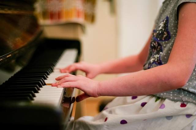 enfant qui fait du piano