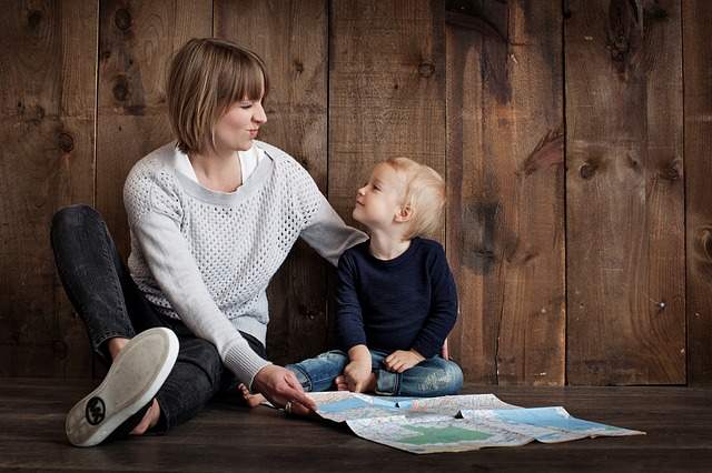 maman et enfant assis par terre
