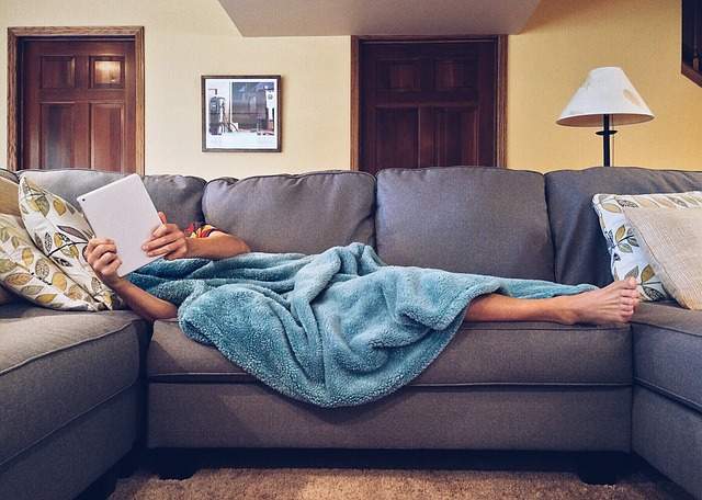 Courchsurfing personne qui dort sur le canapé