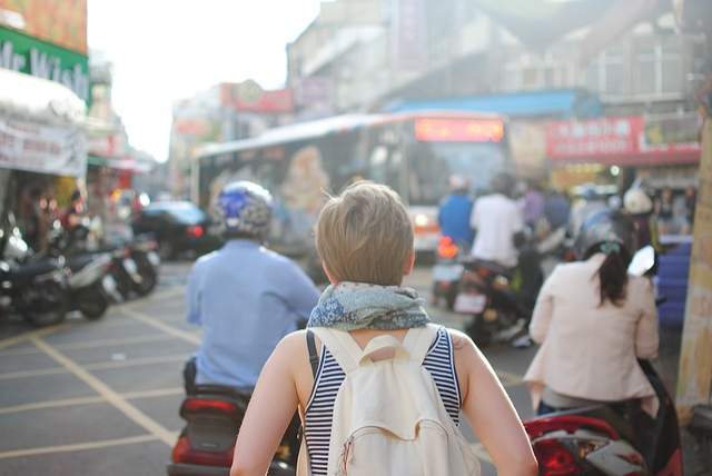 voyageuse avec un sac à dos dans une grande ville