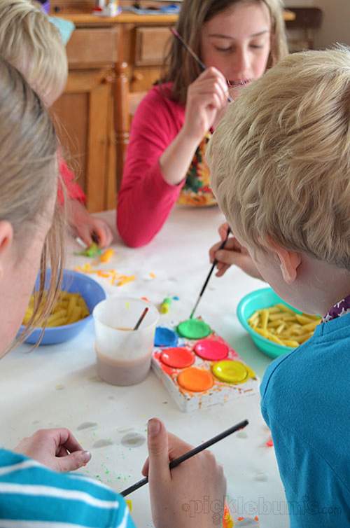 enfants en train de peindre