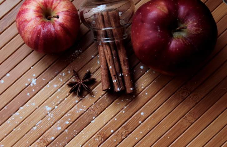 pommes rouges et bâtons de cannelle pour parfumer la maison