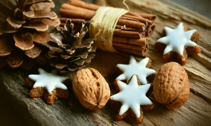 biscuits de pain d'épices cannelle noix pommes de pin parfum de noel
