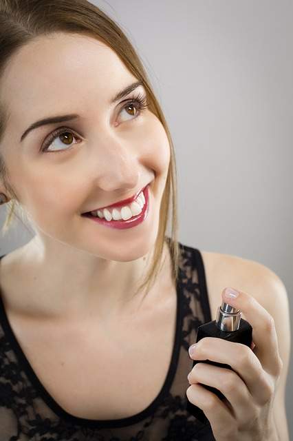 femme souriante qui se parfume