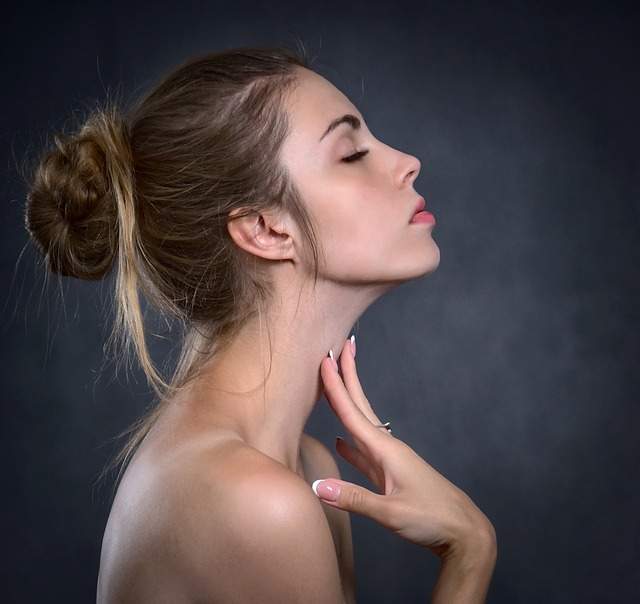 belle femme de profile qui lève le menton