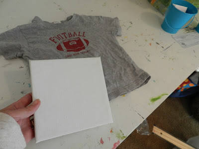 Transformer des t-shirts en tableaux décoratifs