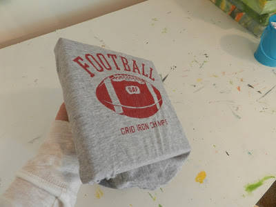 Transformer des t-shirts en tableaux décoratifs