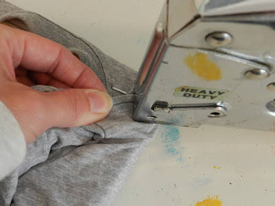 Transformer des t-shirts en tableaux décoratifs