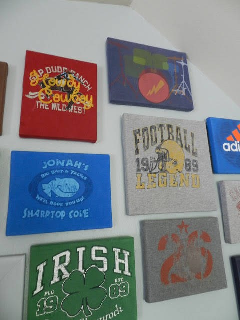 Transformer des t-shirts en tableaux décoratifs