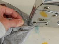 Transformer des t-shirts en tableaux décoratifs