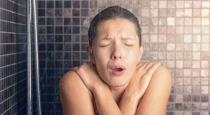 Femme en train de faire une douche froide