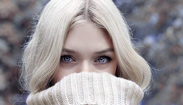 belle femme emmitouflée dans un pull d'hiver