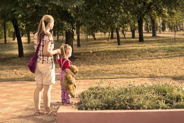 maman et sa fille dans un parc