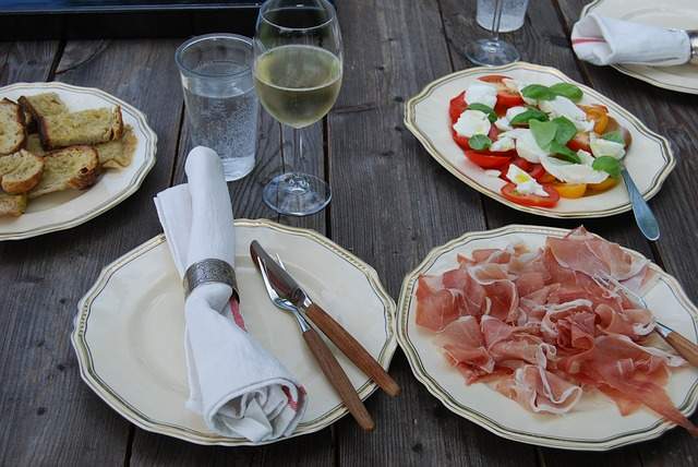 repas de fête entrées salade caprese charcuterie jambon table de fête