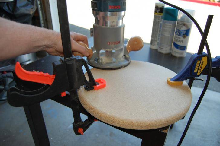 Poncer le disque d'assise en bois du tabouret