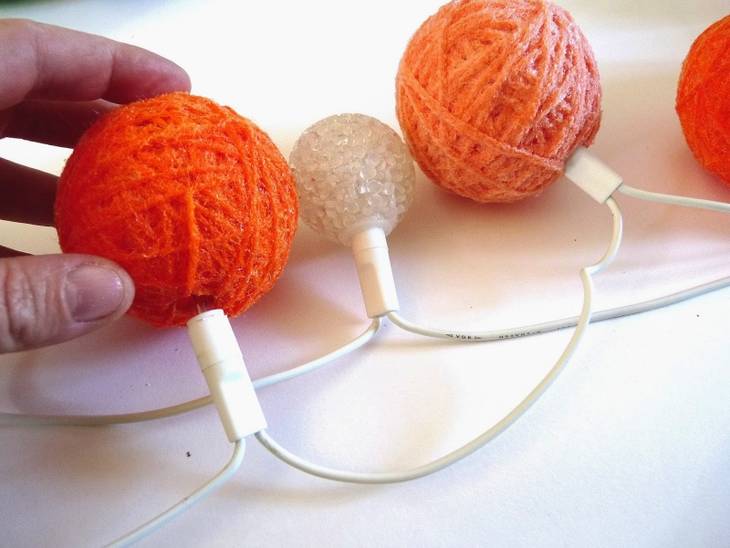 Guirlande lumineuse en boules de laine