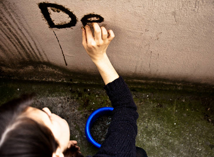 Décorez vos murs avec un graffiti en mousse végétale