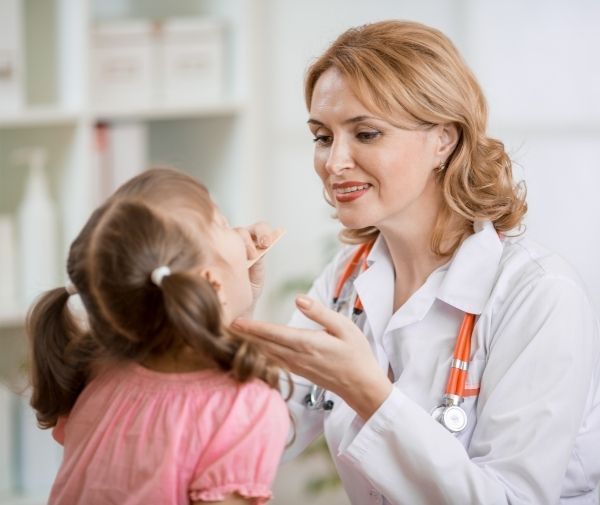 Médecin en train d'examiner un enfant