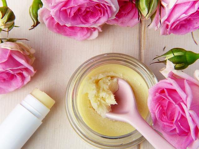 pot de baume naturel pour les mains roses fraîches et baume à lèvres
