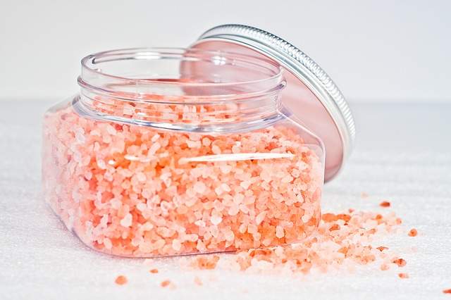 sels de bain dans un pot