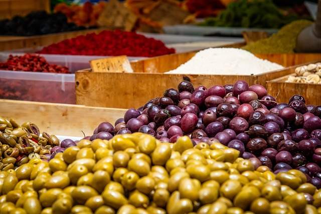 étalage d'olives en saumure 
