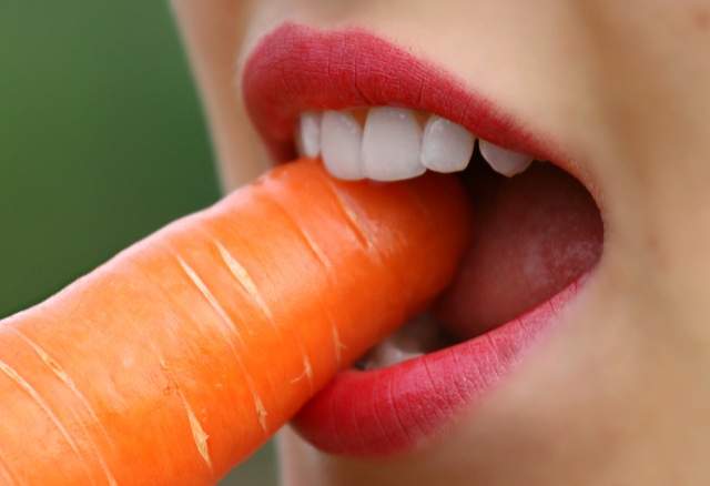 femme qui croque dans une carotte