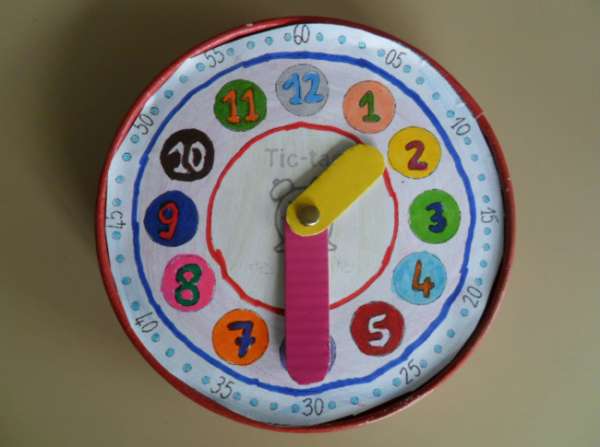 Une horloge en boite de camembert pour apprendre à lire l'heure