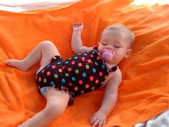 Creusez un trou et couvrez-le d'une serviette pour que votre bébé y fasse la sieste tranquillement