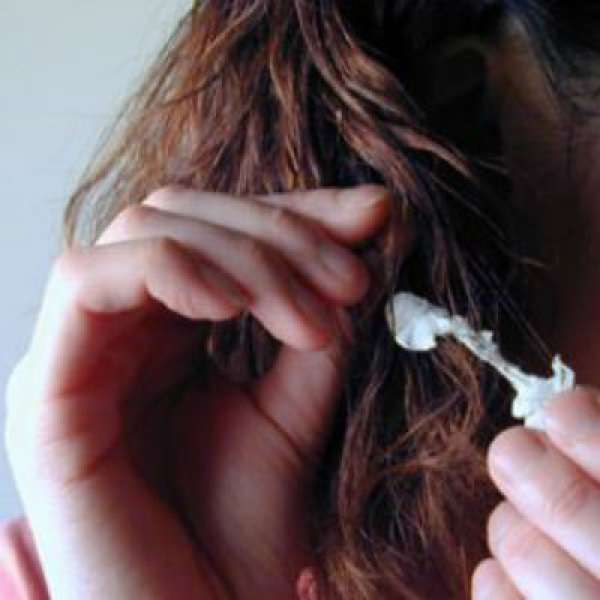 Enlever le chewing-gum des cheveux