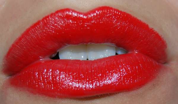 Prévenir les traces de rouge à lèvres sur les dents