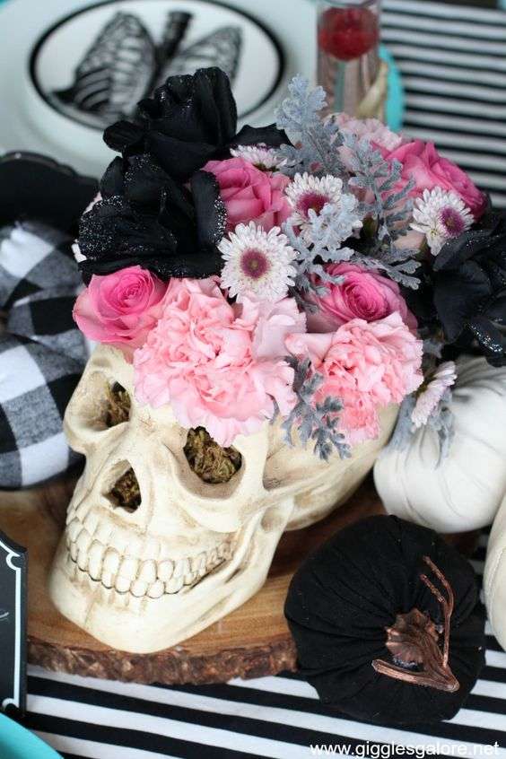 Osez un vase tête de mort orné de fleurs