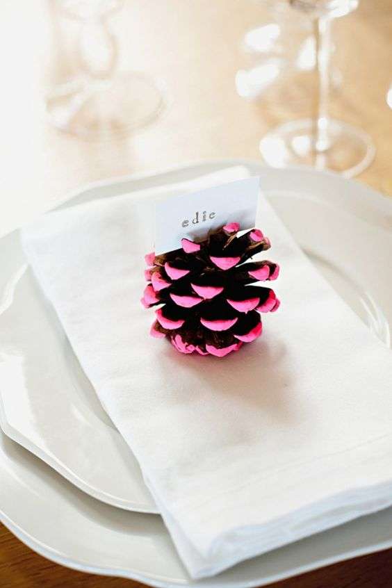 Et si vous intégriez des pommes de pin peintes en rose dans le dressage de votre table ?