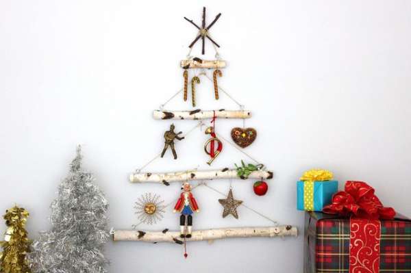 Un sapin de noël à accrocher au mur composé de branches de bouleau