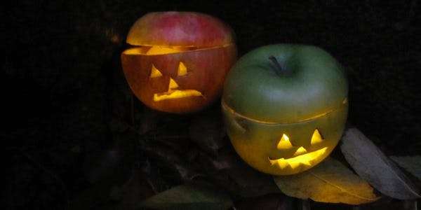 Jack-O'-Lantern avec des pommes