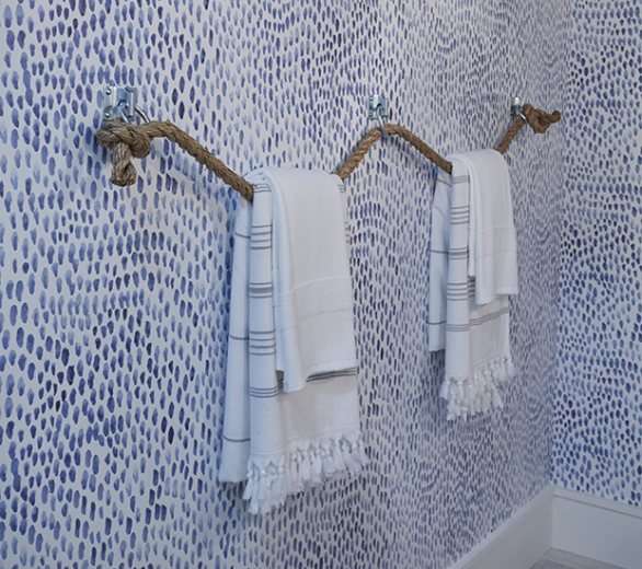 Porte-serviettes en corde pour une salle de bain style nautique