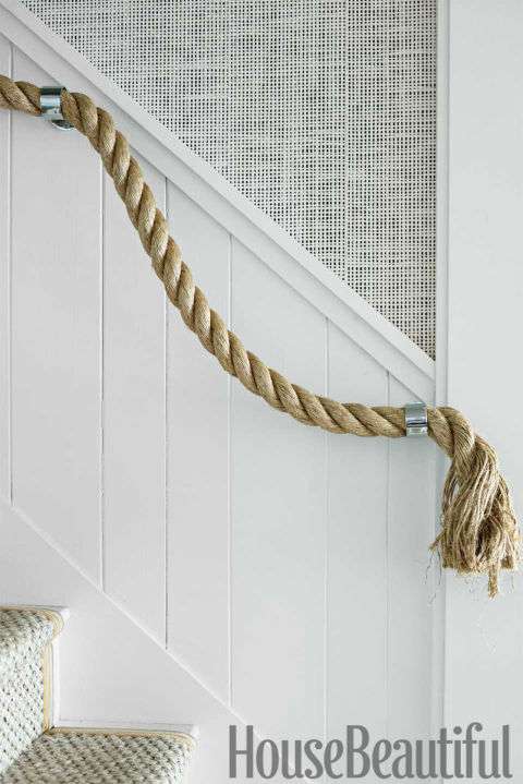 Rampe d'escalier toute simple avec une grosse corde