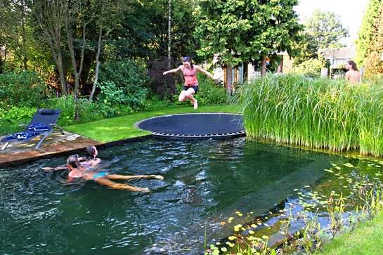 Un trampoline pour profiter de la piscine
