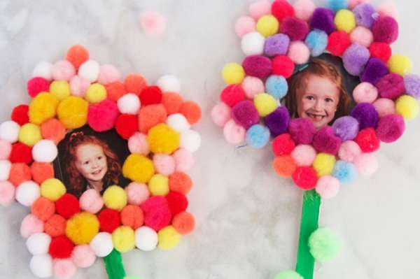 Fleurs en pompons photo-souvenirs avec aimant pour égayer le frigo de maman