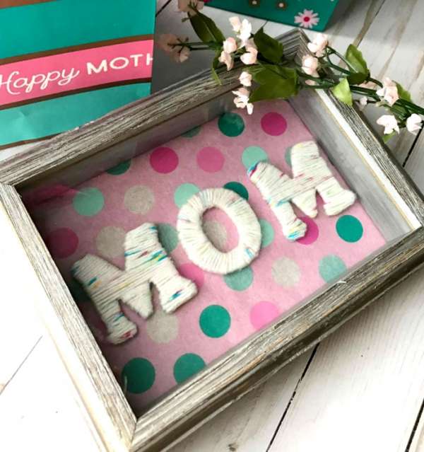 Un cadre original de lettres couvertes de fil pour la fête des mères