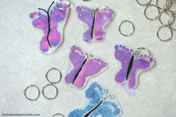 Des porte-clés en plastique fou avec des empreintes de pieds en forme de papillon