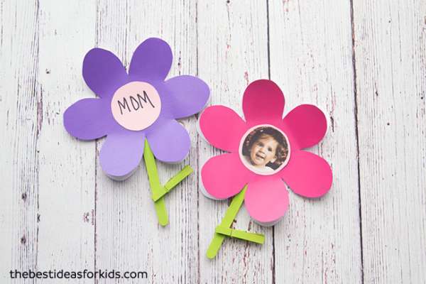 Des cartes en forme de fleurs avec photo pour souhaiter à maman une joyeuse fête