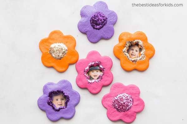 Des magnets photo-souvenirs de fleurs en pâte à sel pour maman